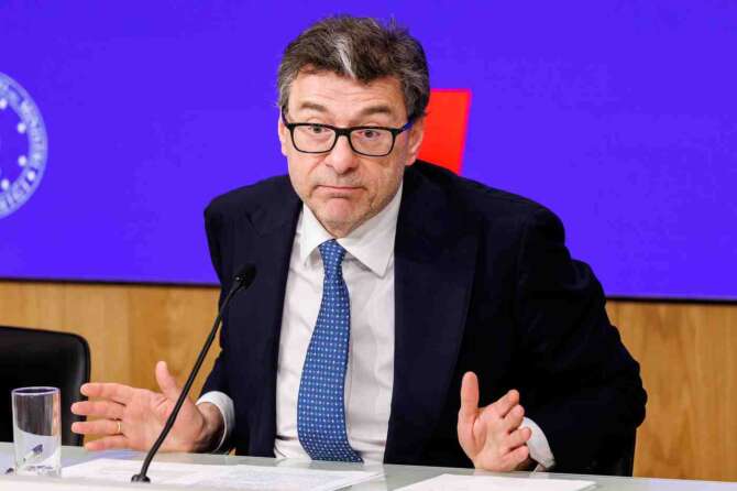 Il centrodestra non vota il nuovo Patto di Stabilità: “Giorgetti sfiduciato dal suo governo”