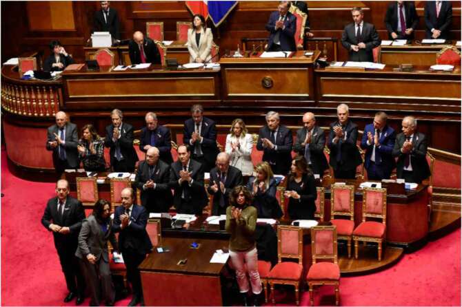 Ministri non eletti, la maggioranza vara gli aumenti di stipendio: rispunta anche la norma “anti Renzi”