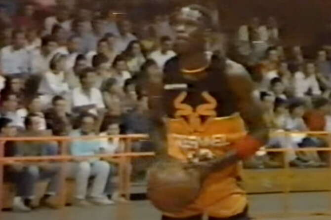 Michael Jordan in maglia Stefanel Trieste durante l’amichevole con la JuveCaserta dell’agosto 1985