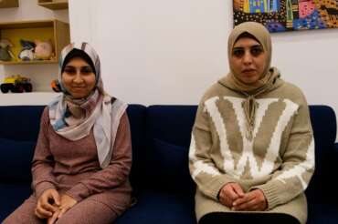 Lana e Sana, le mamme in fuga da Gaza giunte a Napoli per salvare i loro figli: “Le bombe hanno distrutto tutto, abbiamo perso la speranza”