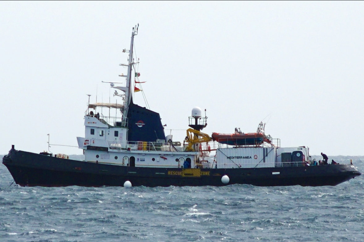 Spari contro la Mare Jonio mentre cercava di salvare delle vite in mare: "Attaccati dalla guardia costiera libica, il governo italiano la fermi"