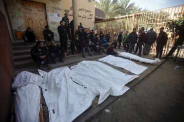 Fossa comune a Khan Yunis, trovati i corpi di 180 palestinesi vicino all’ospedale Nasser: Hamas accusa Israele