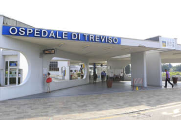 Investe in retromarcia il figlio: muore bimbo di un anno e mezzo