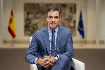 Pedro Sánchez, niente dimissioni per l’indagine sulla moglie: “Continuo come primo ministro con più forza”