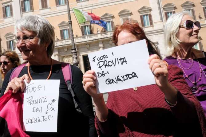 ‘Fuori gli anti abortisti dai consultori, il diritto di aborto non si tocca’ manifestazione, in occasione dei lavori della Camera dei Deputati, di attivisti dei gruppi femministi e rappresentanti dei partiti di opposizione, per protestare contro la possibilità che esponenti delle organizzazioni pro-vita possonano avere una presenza all’interno dei consultori famigliari, piazza Monte Citorio a Roma, Martedì, 16 Aprile 2024 (foto Mauro Scrobogna / LaPresse)