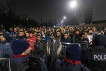 Diritto d’asilo, cosa è e come fa l’Italia a violarlo: profughi senza protezione
