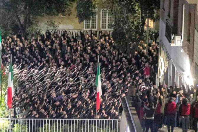 Perché il saluto fascista è reato: istigazione o propaganda?