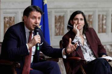 Schlein stufa dei giochetti di Conte, volano stracci: “È solo un opportunista”
