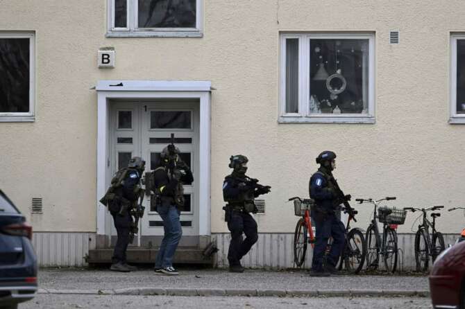 Police officers at the scene of Viertola comprehensive school, in Vantaa, Finland, Tuesday, April 2, 2024. Finnish police say a number of people were wounded in a shooting at a school outside Helsinki and a suspect was detained. (Markku Ulander/Lehtikuva via AP) Associated Press / LaPresse
