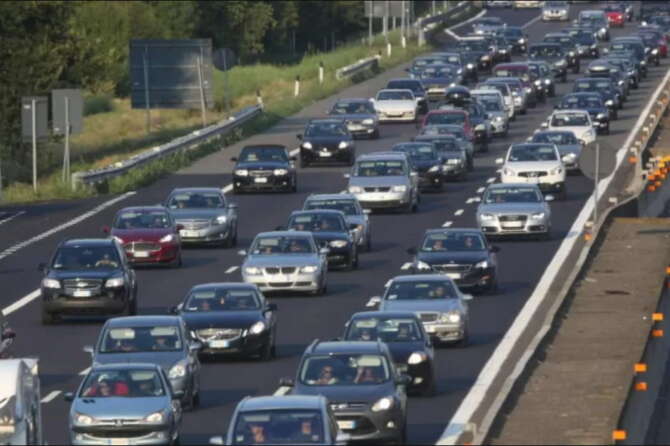 Tir a fuoco sull’A1, chiusa l’Autostrada del Sole in direzione Napoli