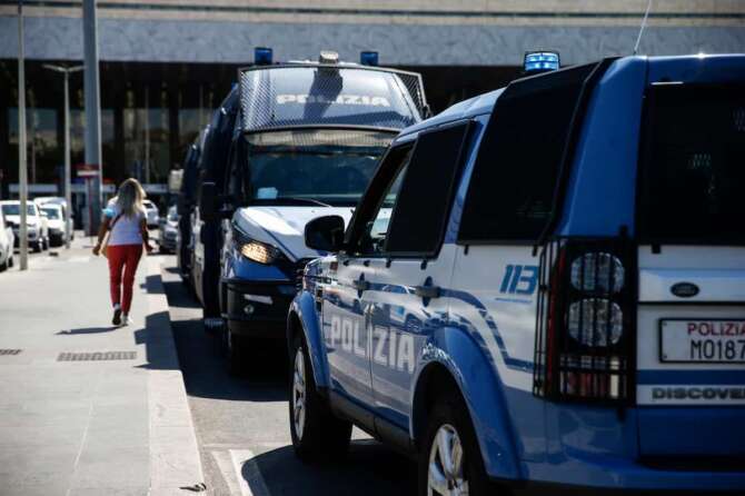 FOTO DI REPERTORIO Foto Cecilia Fabiano/ LaPresse 01 Settembre 2021 Roma (Italia) Cronaca : Stazione Termini allerta manifestazioni NO Green Pass Nella Foto : La polizia davanti alla stazione Photo Cecilia Fabiano/ LaPresse September 01 , 2021 Rome (Italy) News : Alarm for NO GREEN PASS demontration In the Pic : the Police in front of Termini station
