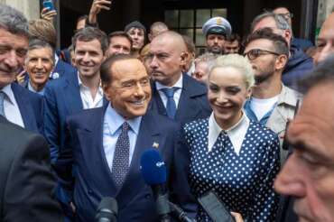 Foto LaPresse 25-09-2022 Milano, Italia – Politica – Silvio Berlusconi, presidente di Forza Italia, accompagnato da Marta Fascina, vota per le elezioni politiche del 25 settembre al seggio di Via Ruffinì alla Scuola Fratelli Ruffini September 25, 2022 Milan, Italy – Politics – Silvio Berlusconi, president of Forza Italia votes for the political elections of 25 September at the polling station in Via Ruffini