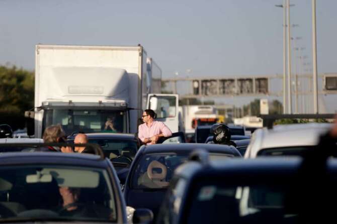 FOTO DI REPERTORIO Foto Cecilia Fabiano /LaPresse 19-10-2022 Roma, Italia – Cronaca – Blocco stradale degli ambientalisti di Ultima Generazione sul Grande Raccordo Anulare per chiedere il blocco delle centrali a carbone e l’incremento dell’energia eolica – Nella Foto : la protesta sullo svincolo per l’Ardeatina October 19 , 2022 Rome Italy – News – Roadblock of the Latest Generation environmentalists on the Orbital Road of Rome to ask for the blockade of coal-fired power plants and an increase in wind energy In The Photo : the protesters blocking the highway