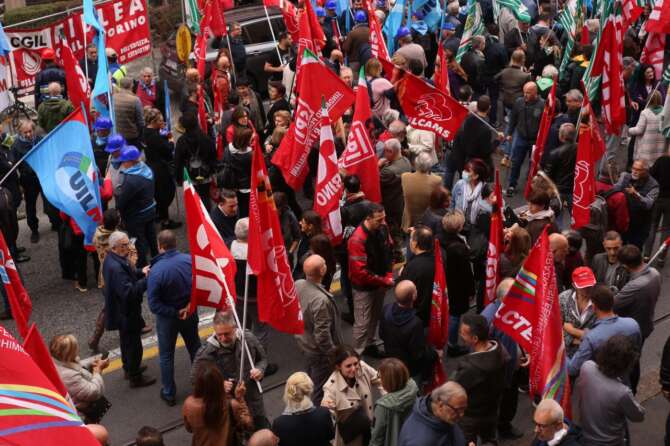 La democrazia è in crisi perché il lavoro ha perso valore