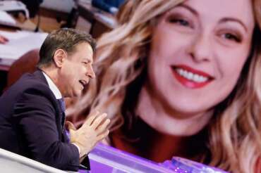 Il presidente del M5S Giuseppe Conte e una foto di Giorgia Meloni durante la trasmissione tv Porta a Porta. Roma, 2 aprile 2024 (Foto Roberto Monaldo / LaPresse) President of Five Star Movement Giuseppe Conte and a photo of Giorgia Meloni during the tv show Porta a Porta. Rome, April 2, 2024 (Photo by Roberto Monaldo / LaPresse)