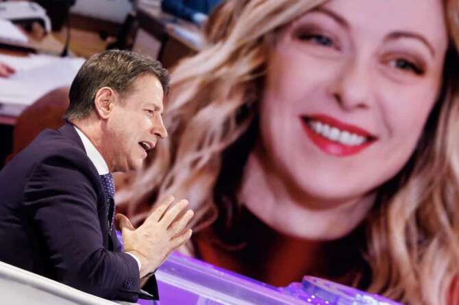 Il presidente del M5S Giuseppe Conte e una foto di Giorgia Meloni durante la trasmissione tv Porta a Porta. Roma, 2 aprile 2024 (Foto Roberto Monaldo / LaPresse) President of Five Star Movement Giuseppe Conte and a photo of Giorgia Meloni during the tv show Porta a Porta. Rome, April 2, 2024 (Photo by Roberto Monaldo / LaPresse)