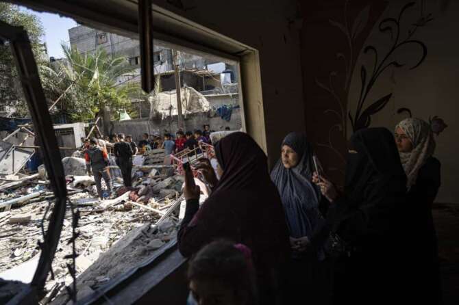 Members of the Abu Draz family inspect their house after it was hit by an Israeli airstrike in Rafah, southern Gaza Strip, Thursday, April 4, 2024. (AP Photo/Fatima Shbair) Associated Press/LaPresse