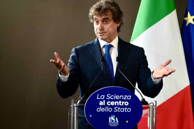 Foto Filippo Attili/Palazzo Chigi/LaPresse 5 aprile 2024 Roma (Italia) Politica – Il Presidente del Consiglio, Giorgia Meloni, a Palazzo Wedekind ha tenuto un intervento all’iniziativa “La Scienza al centro dello Stato” promosso dalla Italian Scientists Association (ISA). Nella foto: Alberto Angela DISTRIBUTION FREE OF CHARGE – NOT FOR SALE – Obbligatorio citare la fonte LaPresse/Palazzo Chigi/Filippo Attili