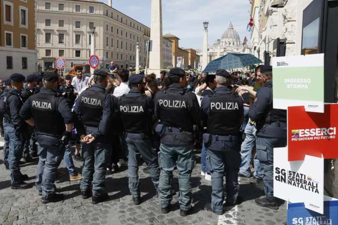 Le studentesse bloccate dalla polizia dopo Contestazione alla ministra Eugenia Maria Roccella durante gli Stati Generali della Natalità – Politica – Roma, Italia – Giovedi 09 Maggio 2024 (foto Cecilia Fabiano / LaPresse) Students blocked by police in front of theAuditorium after the Protest against Minister Eugenia Maria Roccella during the States General of Natality – Politics – Rome, Italy – Thursday May 09, 2024 (photo Cecilia Fabiano / LaPresse)