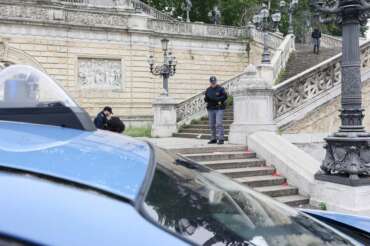 Bologna, scalinata della montagnola, nella notte del 15 maggio è stato accoltellato a morte un ragazzo tunisino di 21 anni dopo una tentata rapina. Bologna, Italia – Cronaca – Giovedì 16 Maggio 2024 ( Photo Guido Calamosca / LaPresse ) Bologna, stairway of the mountain, on the night of May 15th a 21 year old Tunisian boy was stabbed to death after an attempted robbery. News – Bologna, Italy – sun, thu 16, 2024 ( Photo Guido Calamosca / LaPresse )