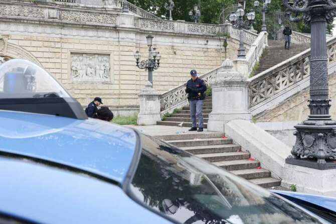 Bologna, scalinata della montagnola, nella notte del 15 maggio è stato accoltellato a morte un ragazzo tunisino di 21 anni dopo una tentata rapina. Bologna, Italia – Cronaca – Giovedì 16 Maggio 2024 ( Photo Guido Calamosca / LaPresse ) Bologna, stairway of the mountain, on the night of May 15th a 21 year old Tunisian boy was stabbed to death after an attempted robbery. News – Bologna, Italy – sun, thu 16, 2024 ( Photo Guido Calamosca / LaPresse )