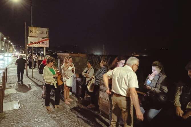 Persone in strada in preda alla paura dopo la scossa di terremoto a Campi Flegrei – 20 maggio 2024 Pozzuoli, Napoli (Italia) – martedì 20 maggio 2024 – News – (Foto Alessandro Garofalo/LaPresse) People in the street in fear after earthquake in Campi Flegrei – May 20, 2024 Pozzuoli, Naples (Italy) – Tuesday, May 20, 2024 – News – (Photo Alessandro Garofalo/LaPresse)