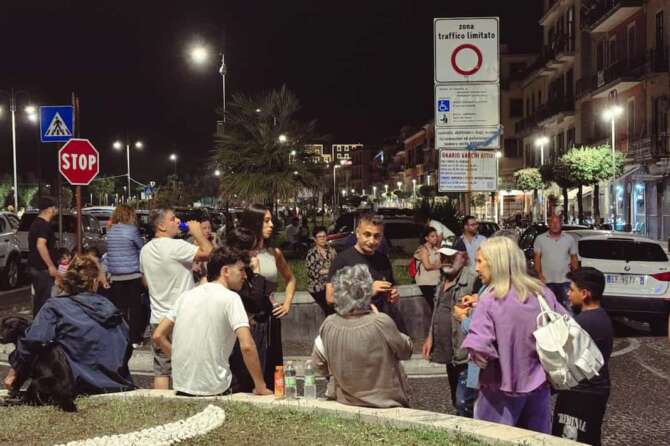 Persone in strada in preda alla paura dopo la scossa di terremoto a Campi Flegrei – 20 maggio 2024 Pozzuoli, Napoli (Italia) – martedì 20 maggio 2024 – News – (Foto Alessandro Garofalo/LaPresse) People in the street in fear after earthquake in Campi Flegrei – May 20, 2024 Pozzuoli, Naples (Italy) – Tuesday, May 20, 2024 – News – (Photo Alessandro Garofalo/LaPresse)