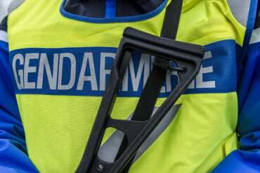 FOTO DI REPERTORIO Controle routier le long de la frontiere francaise a la hauteur de Givet. Gendarmes en arme et controle des vehicules et des papiers. Petits postes frontieres