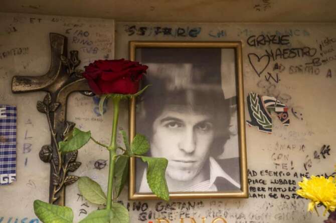 Foto LaPresse – Andrea Panegrossi 15/10/2018- Roma, Italia La fioraia Paola Mezzina. La tomba di Rino Gaetano al cimitero del Verano Photo LaPresse – Andrea Panegrossi 15/10/2018- Rome, Italy The Paola Mezzina florist