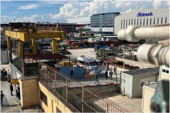 Continua la strage infinita, un operaio morto sul lavoro a Napoli: e il governo litiga sul redditometro