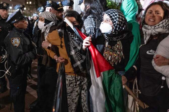 New York, polizia irrompe nel campus della Columbia