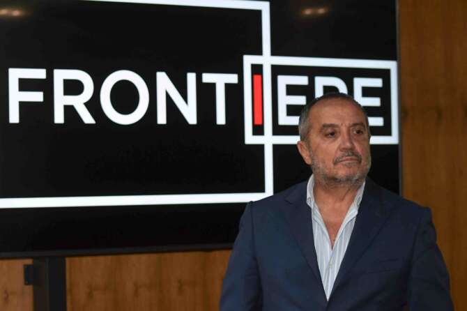 Chi era Franco Di Mare, uno dei ragazzi della redazione (fortissima) dell’Unità di Napoli