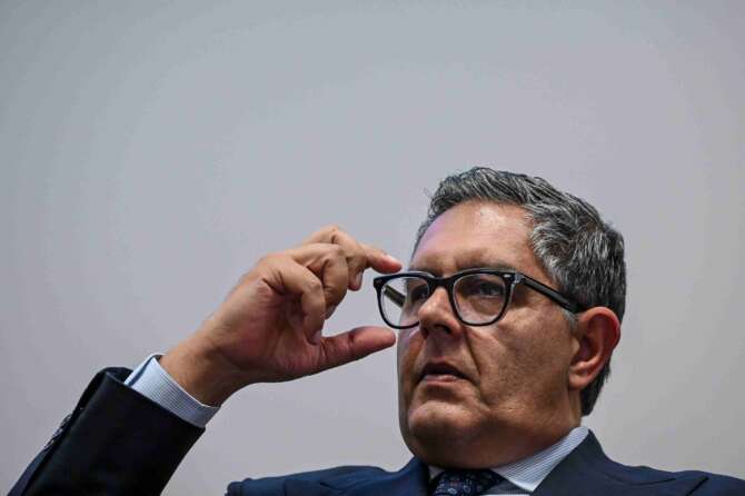 Toti arrestato di nuovo, ma i fatti sono gli stessi: l’assist dei PM al sit-in di PD, M5s e AVS