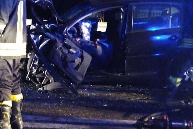 Auto contro scooter nel Genovese, ragazzo alla guida si uccide dopo lo schianto: conosceva la vittima