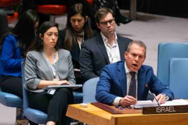 L’Onu vota a favore dell’adesione della Palestina. E l’ambasciatore israeliano straccia la Carta delle Nazioni Unite