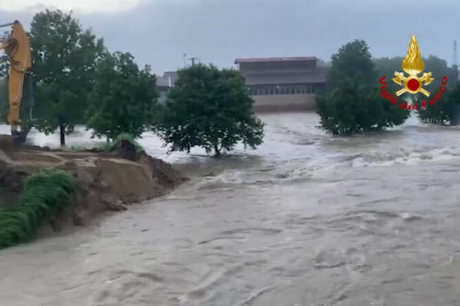 Maltempo in Veneto, esonda il fiume Muson che rompe gli argini: trovato il corpo di un disperso a Cantù