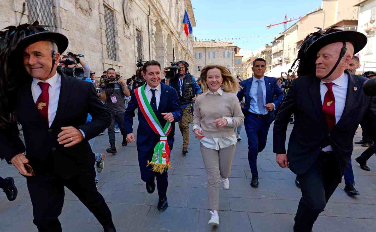 Giorgia Meloni bersagliera, l’ultima carta del Mercante in Fiera che mancava a FdI