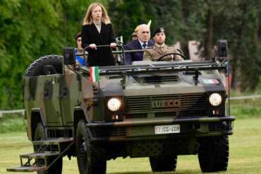 Meloni e la politica ridotta ad avanspettacolo: tra gag e macchiette va in onda la commedia all’italiana