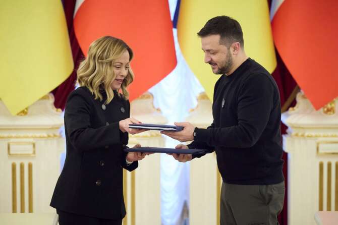 Quali sono le armi date dall’Italia all’Ucraina: il sostegno italiano a Kiev