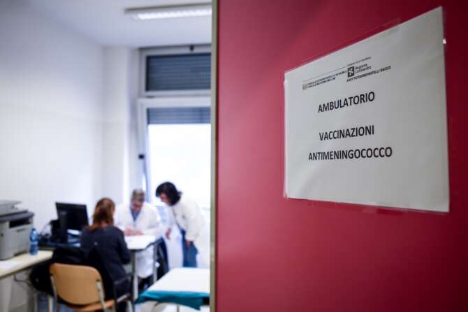 Meningite: che cos’è e come si prende. I sintomi anche nei bambini. Diagnosi e cura