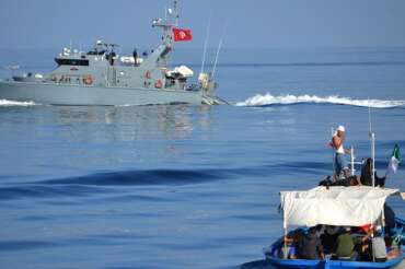 Così le guardie tunisine affogano i bambini: barchino speronato da nave militare