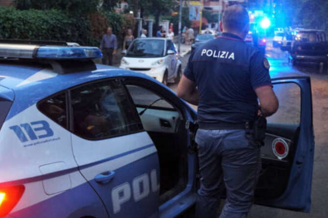 Lite tra pizzaioli a Napoli, 25enne accoltellato: è caccia all’uomo