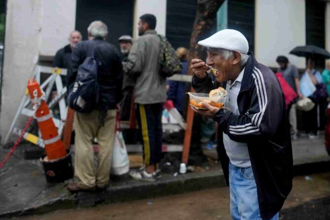 Record di poveri, crescita zero: l’Italia affonda, la politica divaga