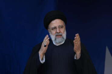 Iran, incidente per l’elicottero con a bordo il presidente Raisi: il leader di Teheran disperso, soccorsi difficili