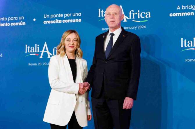 Le retate del dittatore tunisino Saied sempre più sostenuto dal governo italiano