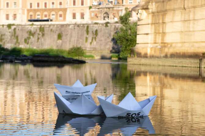 La protesta di Sos Mediterranee per sensibilizzare sulla rotta migratoria più letale del mondo