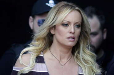 Stormy Daniels: chi è l’ex pornostar che ha messo nei guai Trump, dai film a luci rosse alla relazione clandestina