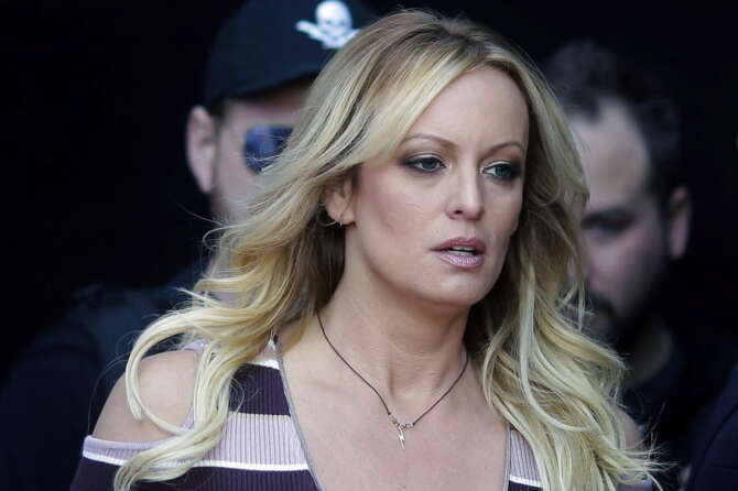 Stormy Daniels: chi è l’ex pornostar che ha messo nei guai Trump, dai film a luci rosse alla relazione clandestina