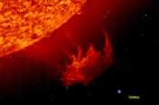©NASA/LAPRESSE 29-10-2003 SOLE SCIENZA ASTRONOMIA ESPLOSA TEMPESTA SOLARE POTREBBE COLPIRE LA TERRA Un’enorme massa di gas surriscaldato si dirige verso la Terra. Secondo esperti Usa se l’eruzione, classificata di terzo grado in una scala di cinque, colpira’ il nostro pianeta ci saranno disagi nelle reti elettriche e nelle comunicazioni satellitari