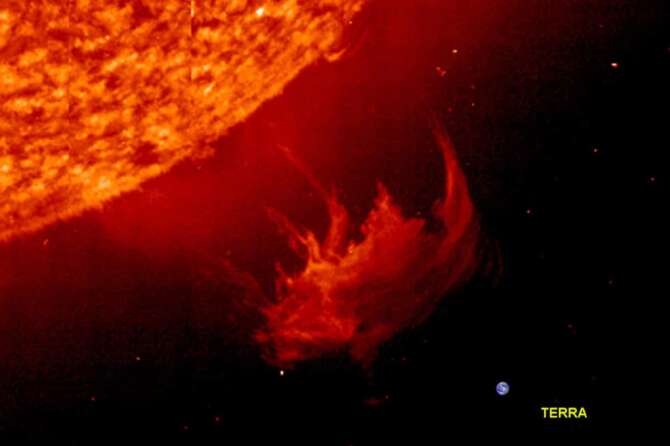 ©NASA/LAPRESSE 29-10-2003 SOLE SCIENZA ASTRONOMIA ESPLOSA TEMPESTA SOLARE POTREBBE COLPIRE LA TERRA Un’enorme massa di gas surriscaldato si dirige verso la Terra. Secondo esperti Usa se l’eruzione, classificata di terzo grado in una scala di cinque, colpira’ il nostro pianeta ci saranno disagi nelle reti elettriche e nelle comunicazioni satellitari